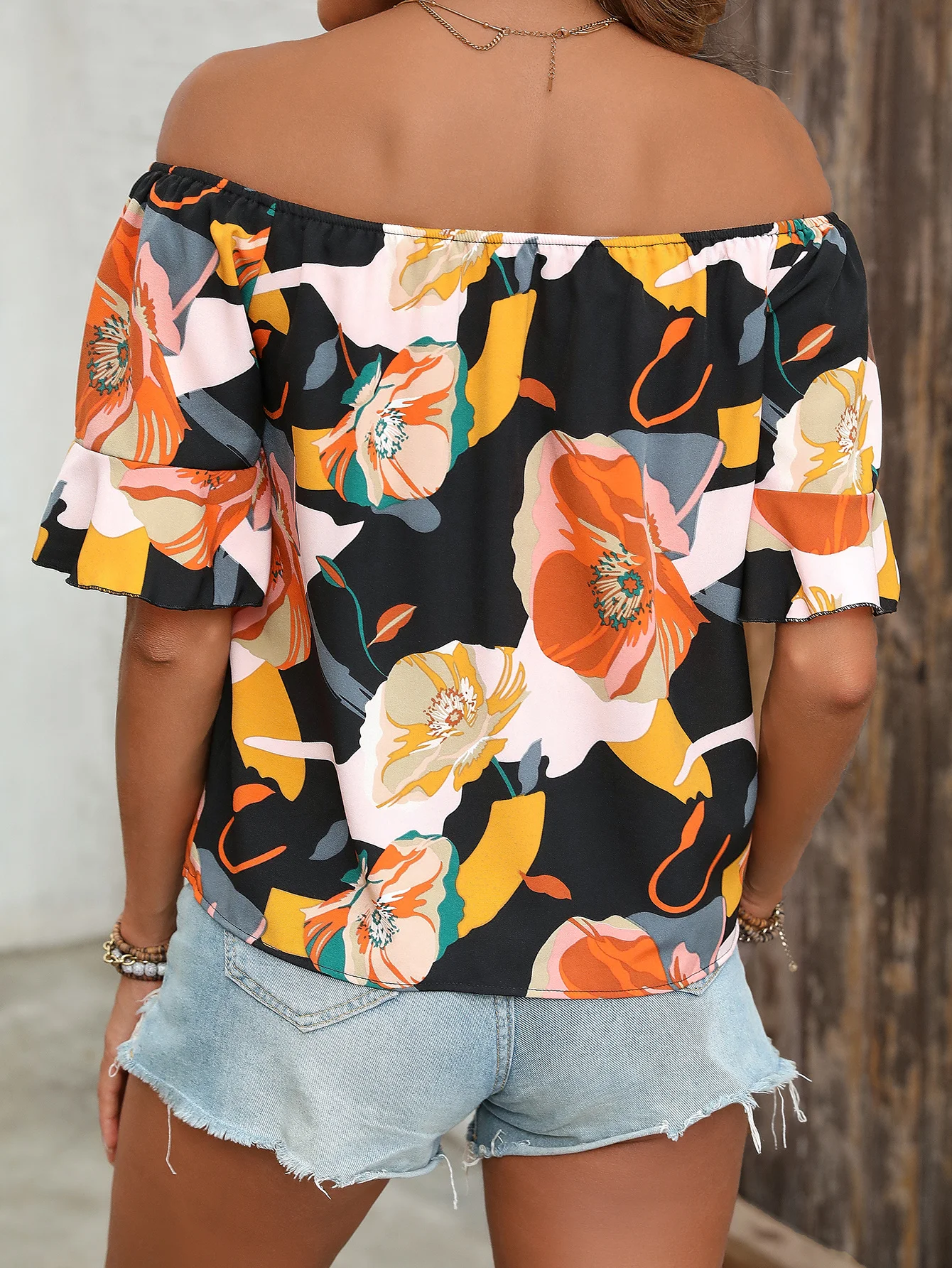 European and American women\'s fashionable, elegant, and sexy one shoulder collar with floral print flared sleeve shirt