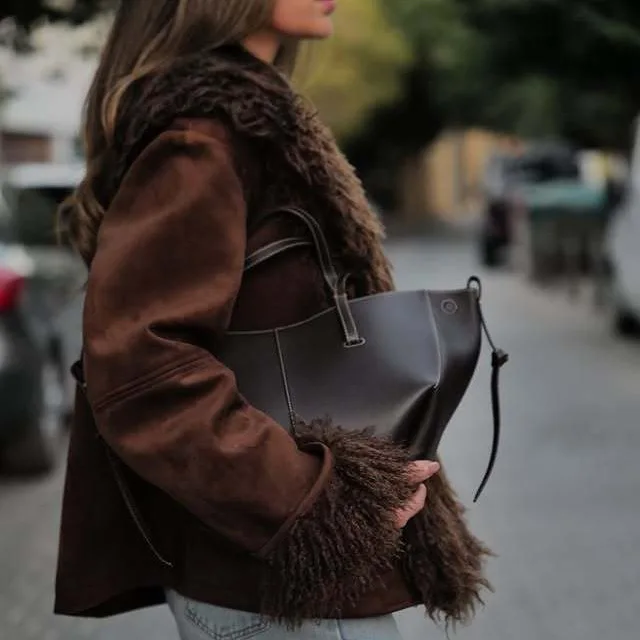 سترة نسائية غير رسمية من الفرو المرقعة بلون واحد وجيب واحد الصدر معاطف فضفاضة موضة الشارع سترات نسائية دافئة جديدة #4