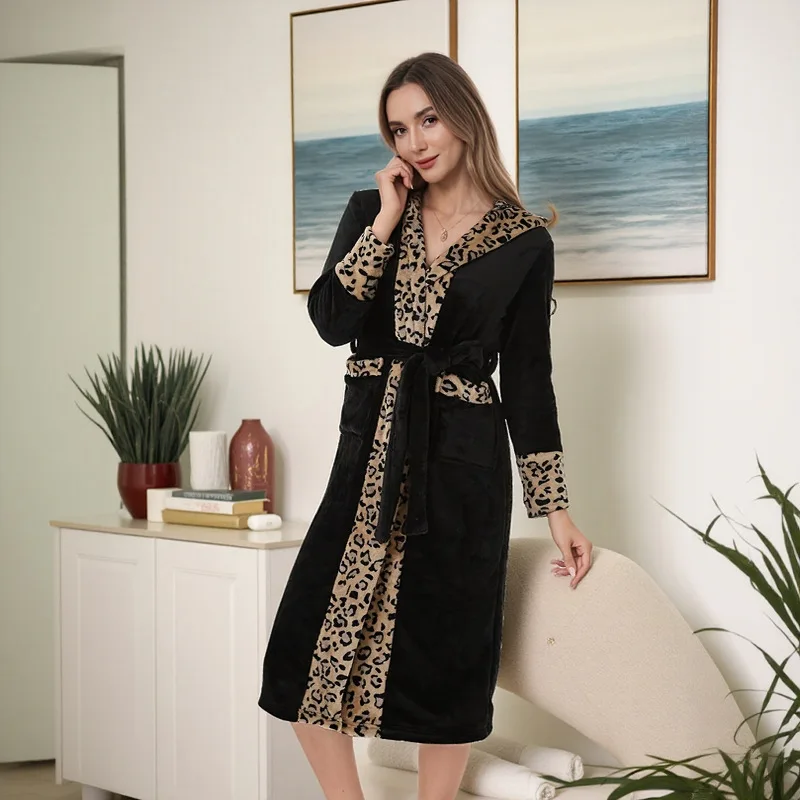 

Женская бархатная утолщенная фланелевая ночная рубашка на шнуровке, розово-красный контрастный банный халат с леопардовым принтом, которую можно носить вне дома