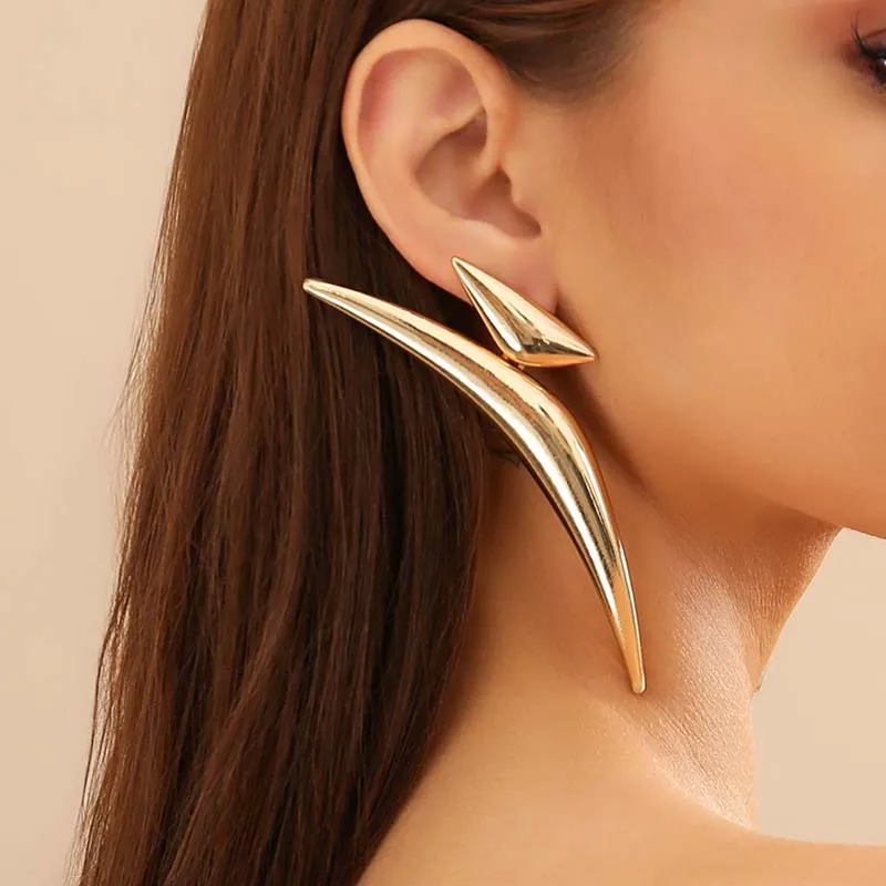 Exaggerated Metal Triangle Bend Pointed Earrings for Women Minimalist Design Geometric Curved Stud Earrings Jewelry 2025 Trend