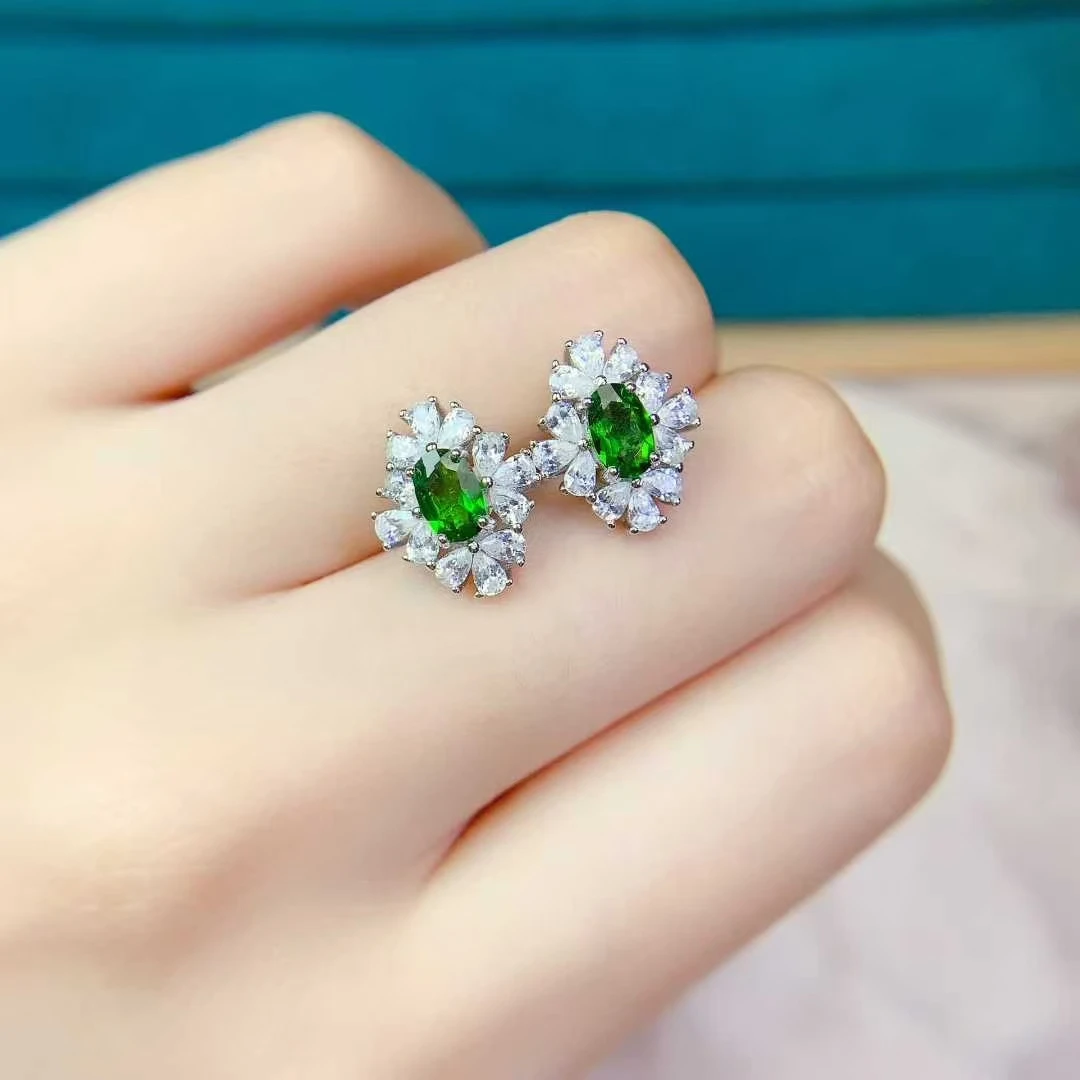 925 أقراط فضية أقراط ديوبسيدي الطبيعية 4 مللي متر * 6 مللي متر VVS الصف مجوهرات ديوبسيدي حقيقية للارتداء اليومي