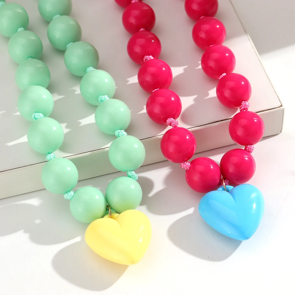 Neue bunte Acryl-Herz-Anhänger-Halskette für Frauen, Sommer, trendige handgefertigte runde Perlen, Y2K-Choker, Statement-Schmuck, Geschenk – Detail 7