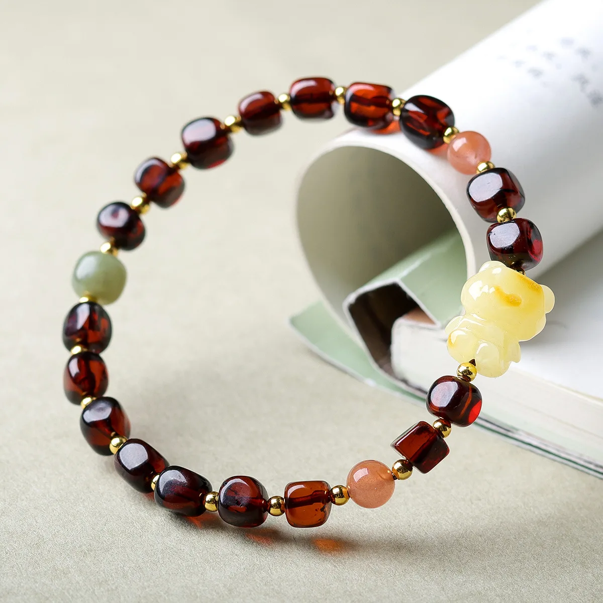 bracciale-originale-con-perle-di-ambra-rossa-a-forma-libera-e-orso-in-ambra-stile-cinese-e-regali-in-giada-hetian