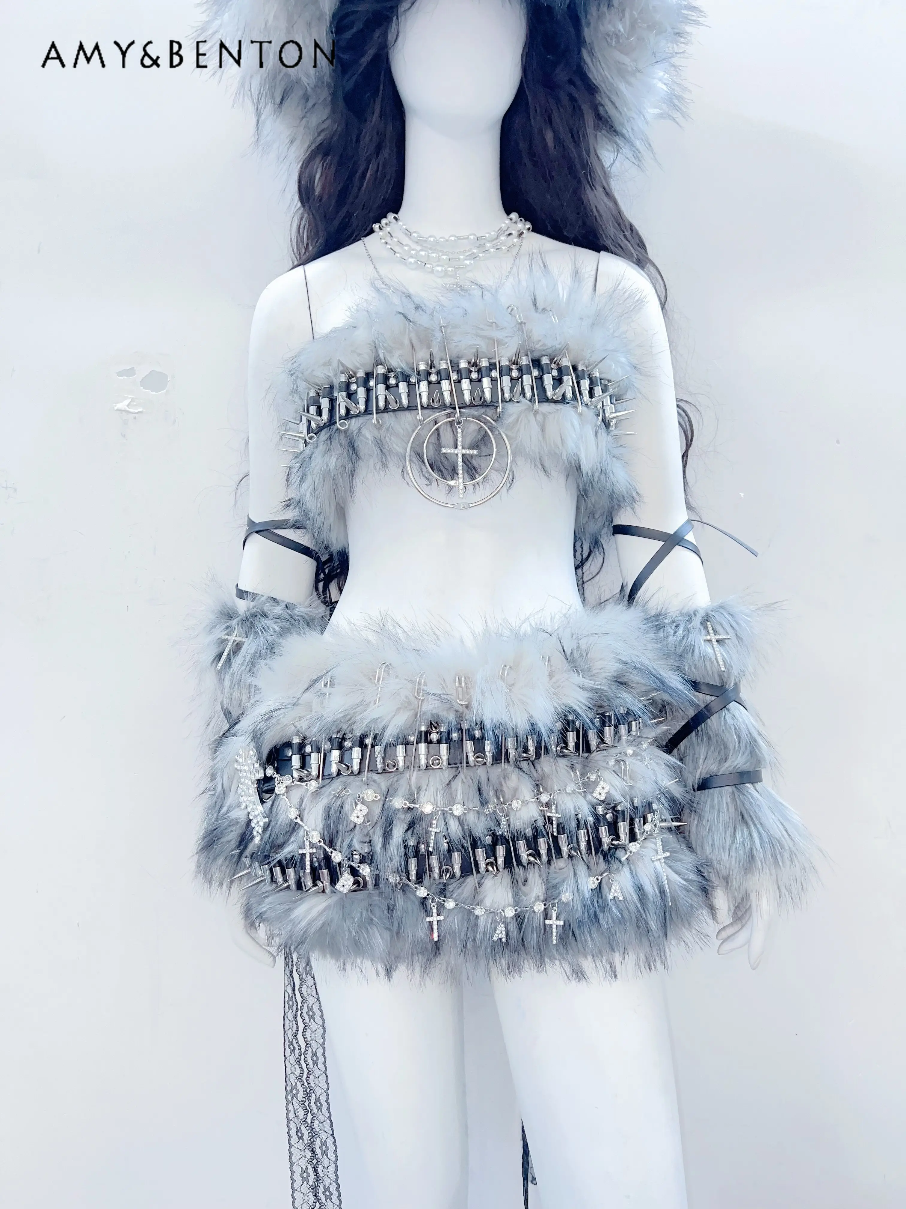 

Костюм для выступлений 2026: Женский комплект в стиле стрит-гот-панк с серебристыми заклепками, топ-бюстье и короткая юбка с высокой талией, бело-серый