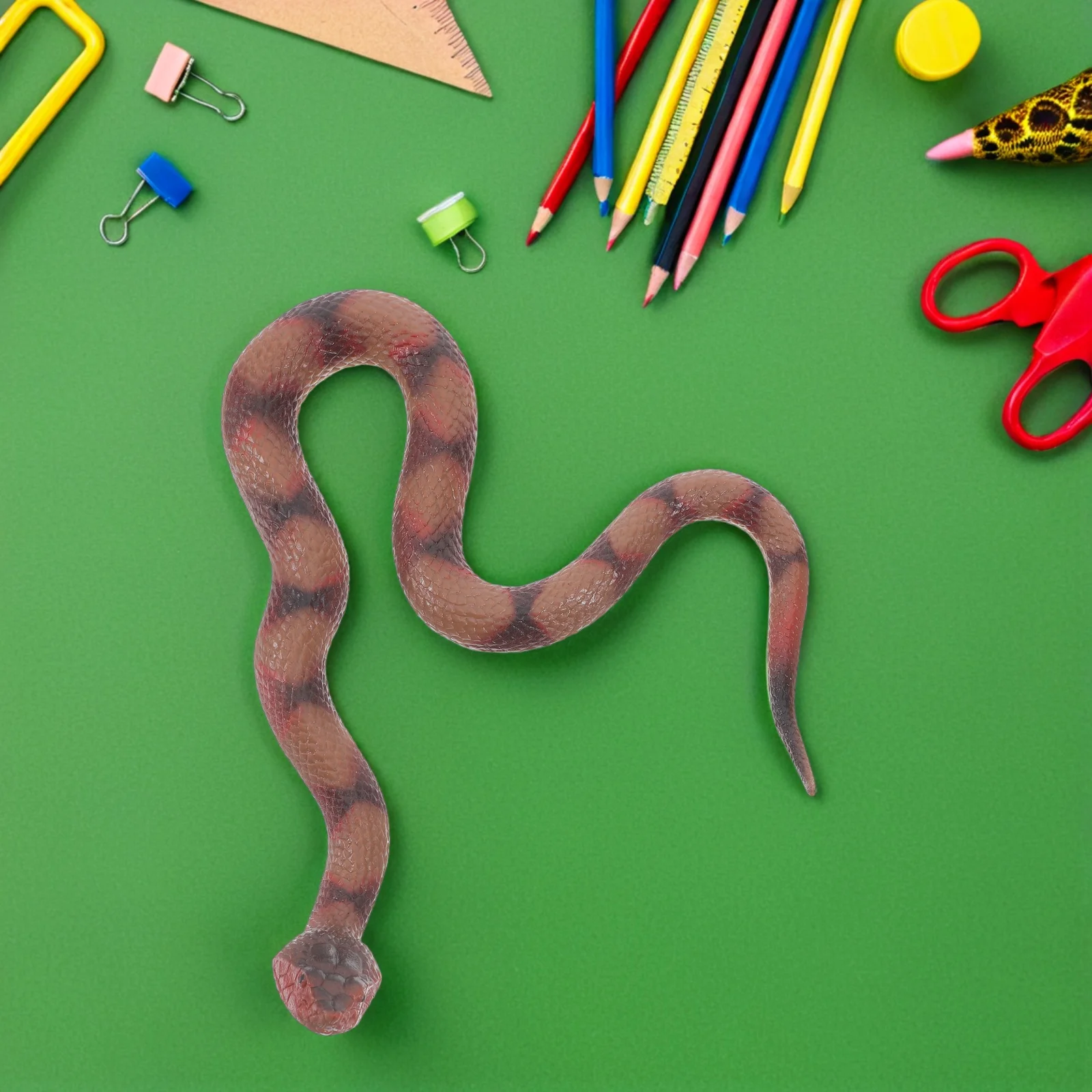 

2 шт. реалистичная резиновая змея, реалистичная мягкая гремучая змея, декоративная розыгрыш, реквизит, Хэллоуин, сад, витрина, резиновая змея