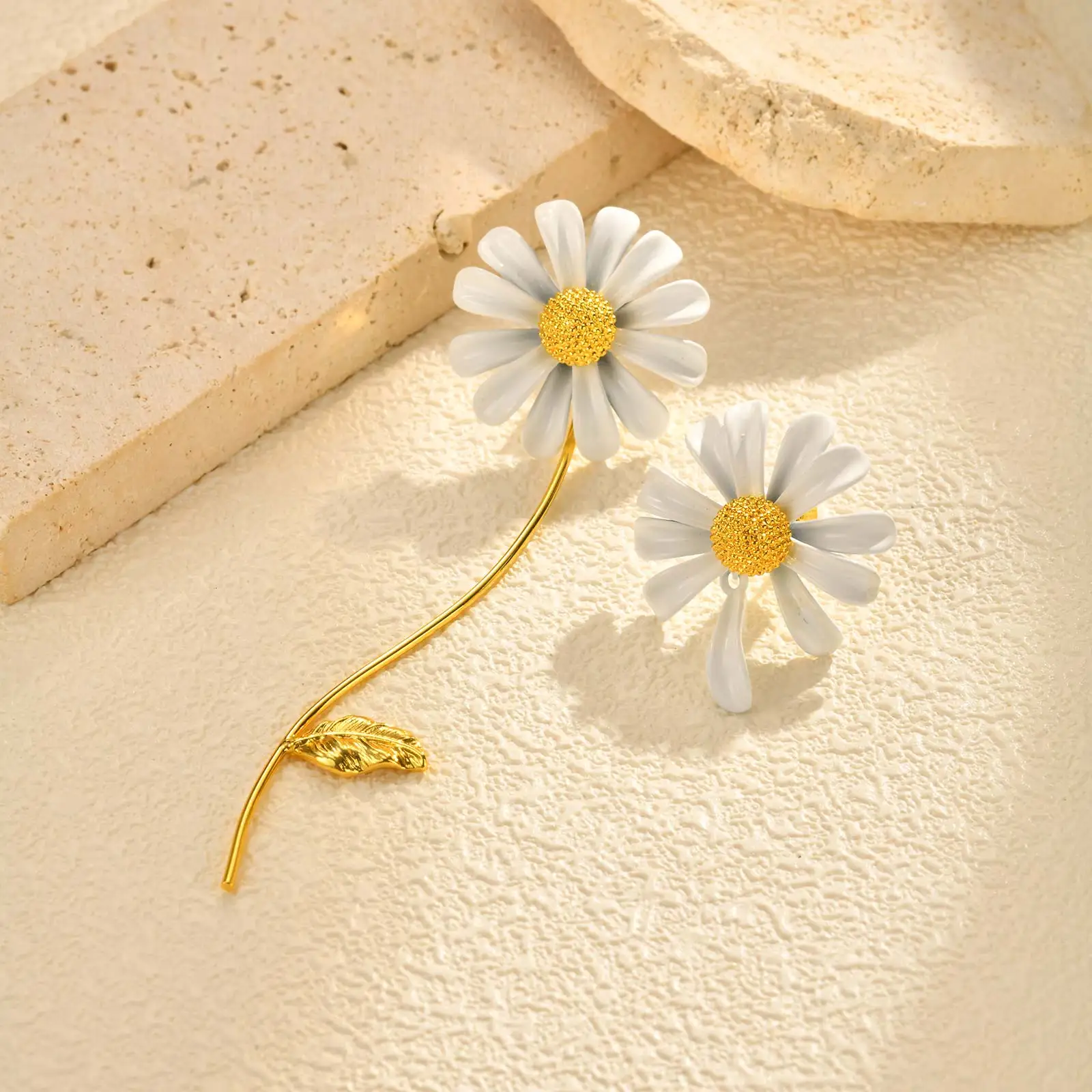 شخصية أنيقة غير المتماثلة زهرة الأقحوان الأقراط، أقراط معدنية هيبوالرجينيك، مجوهرات الأزياء الحلوة للنساء هدية