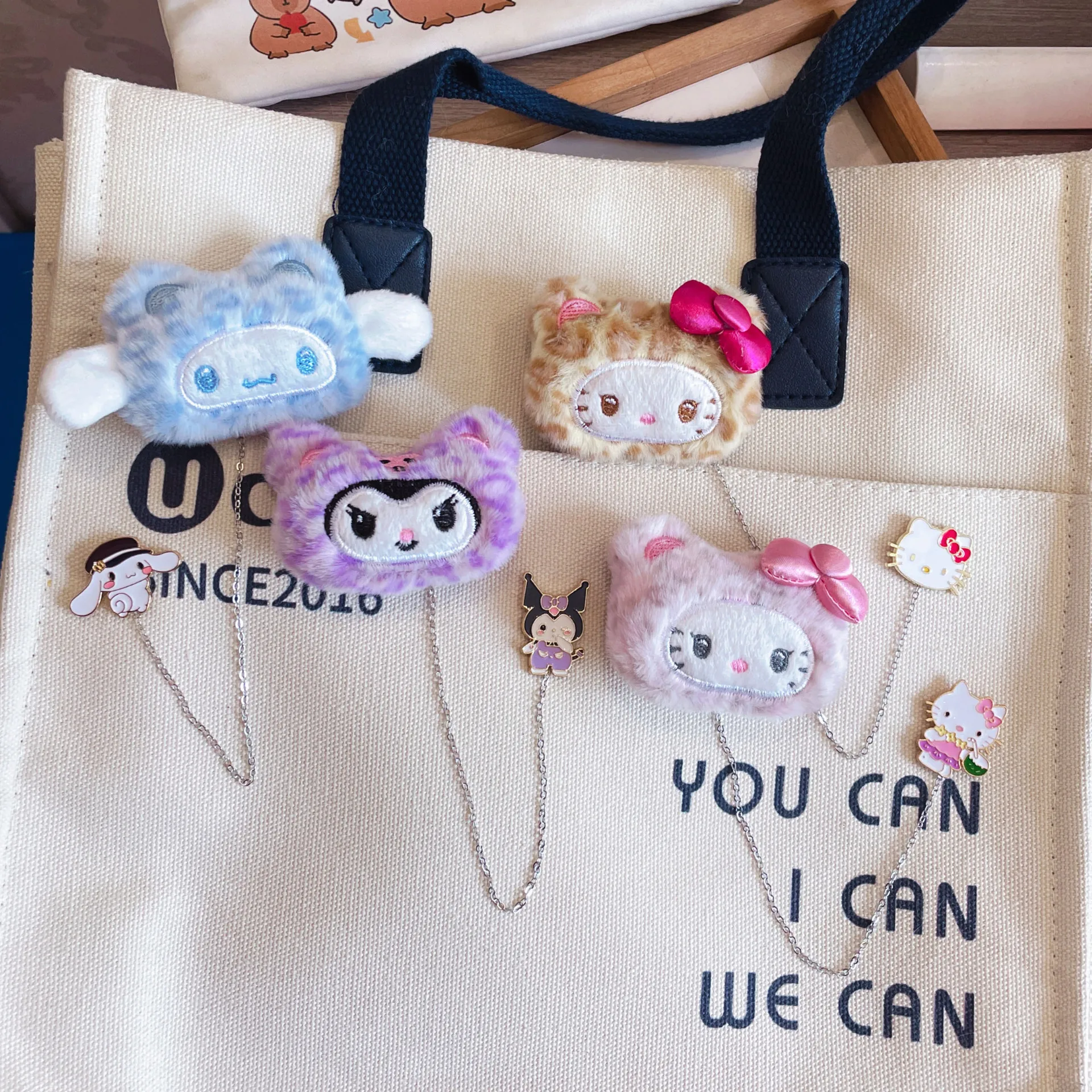 

Miniso мультфильм Sanrio плюшевая булавка кулон милый леопардовый принт кошка цепочка значок девушка студентка аксессуары