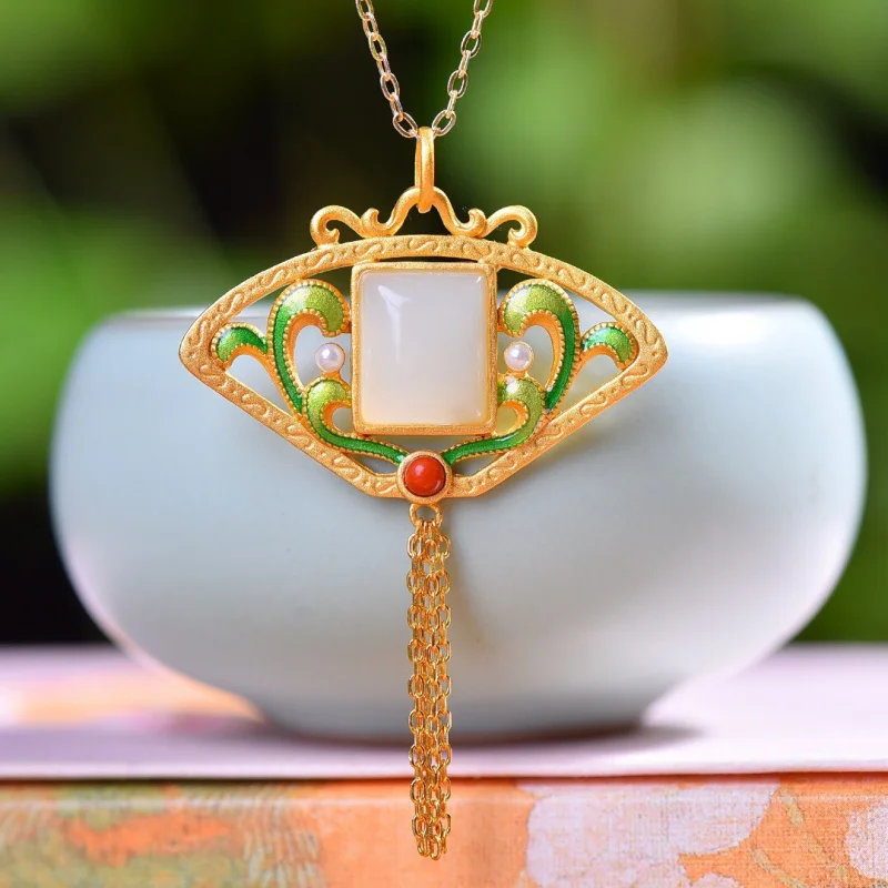 

Hetian Белый Нефрит Квадратный Барабан Подвеска S925 Серебро Позолоченное Элегантное Женское Эмалированное Ожерелье с Кисточкой