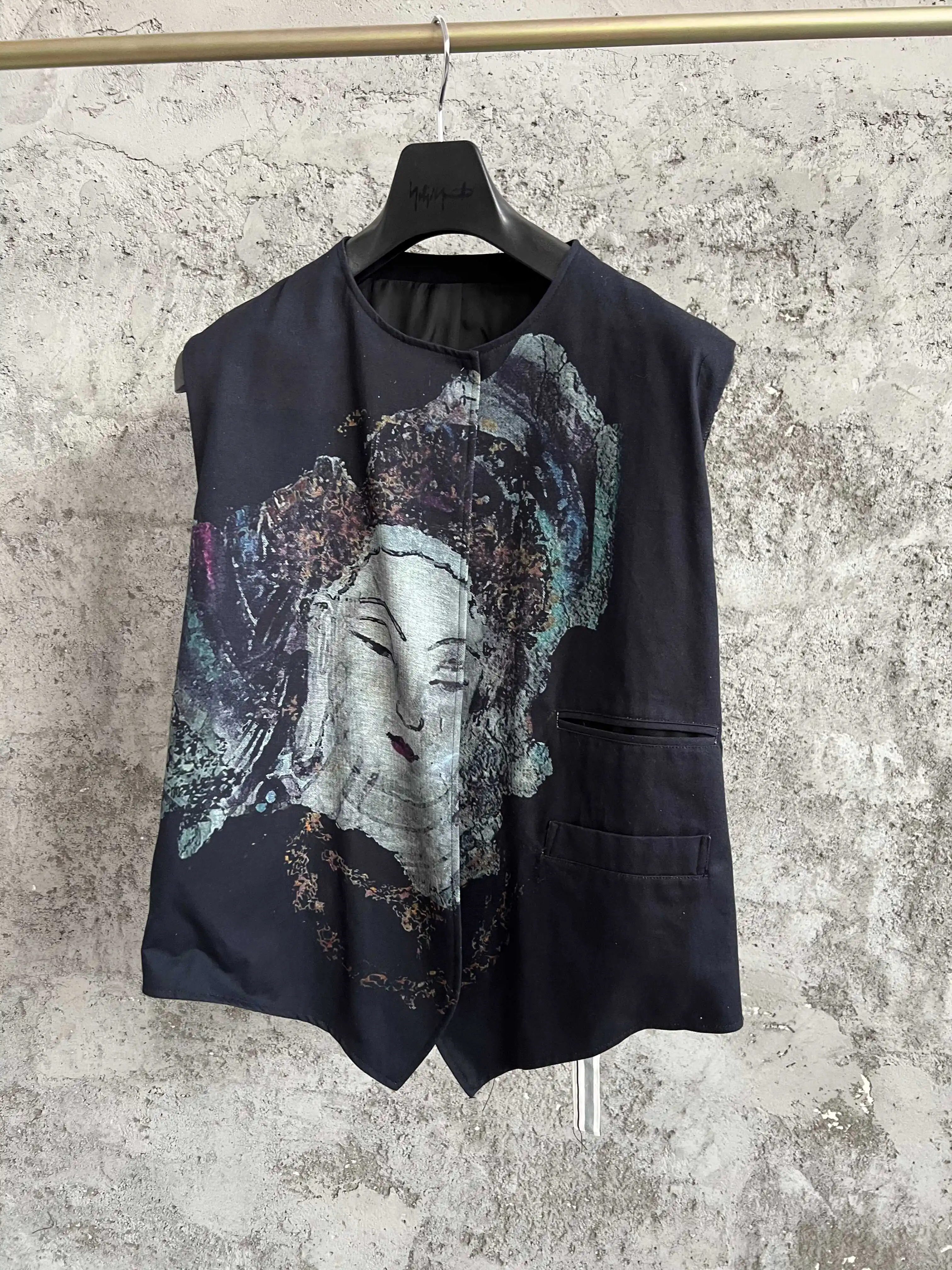 

The original design of the casual suit vest with a human figure print from the Mountain Cat House is behind Eiji ITO