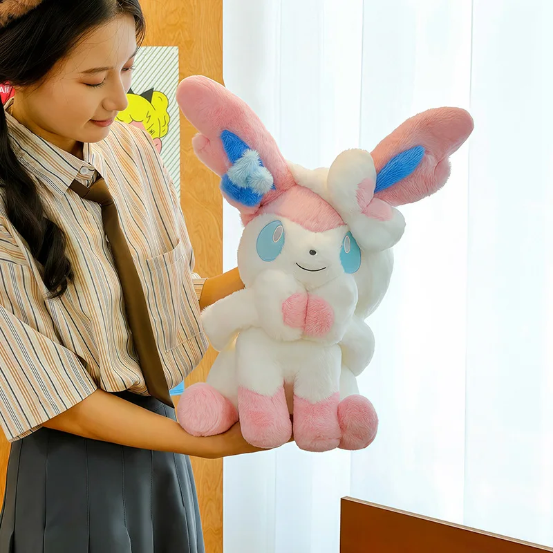 Sylveon Plüschtier in sitzender Pose, kuschelig weich, flauschig, Anime-Puppe im japanischen Stil, Dekokissen für Sofa, Bett, Heimdekoration, Geschenke – Detail 28