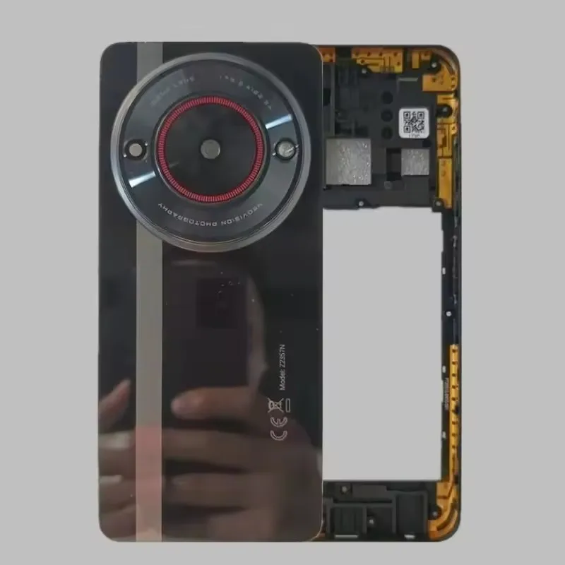 Kompletny zestaw obudowy do telefonu ZTE Nubia Focus 5G Z2357N, obejmujący środkową ramkę, szklaną tylną klapkę baterii oraz tylną obudowę z obiektywem aparatu. — zdjęcie produktu 2