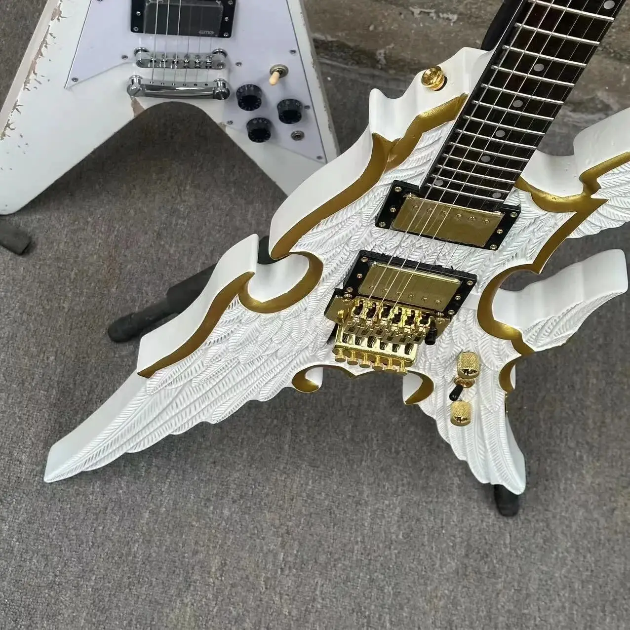 Engraved Angel Wings 6-strings Split Electric Guitar White Body with Gold Rim