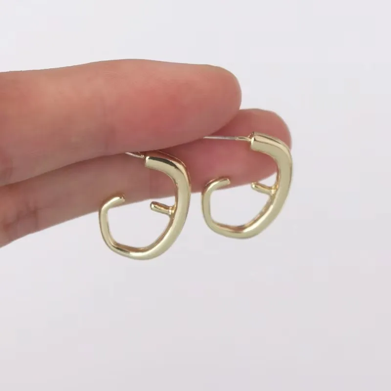 جديد شيك G-رسالة المرأة وأقراط الذهب اللون المعادن هندسية بيان تصميم فريد أقراط غير عادية للنساء 2026 جديد