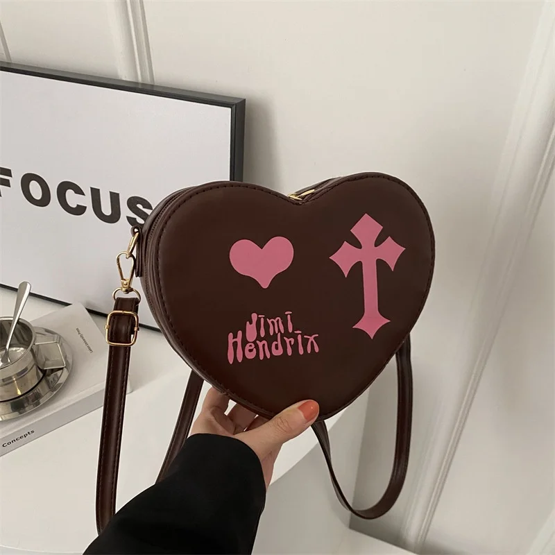 

2025 Новая трендовая сумка в стиле панк с темным крестом и черепом и сердечком — женская стильная персонализированная сумка через плечо через плечо