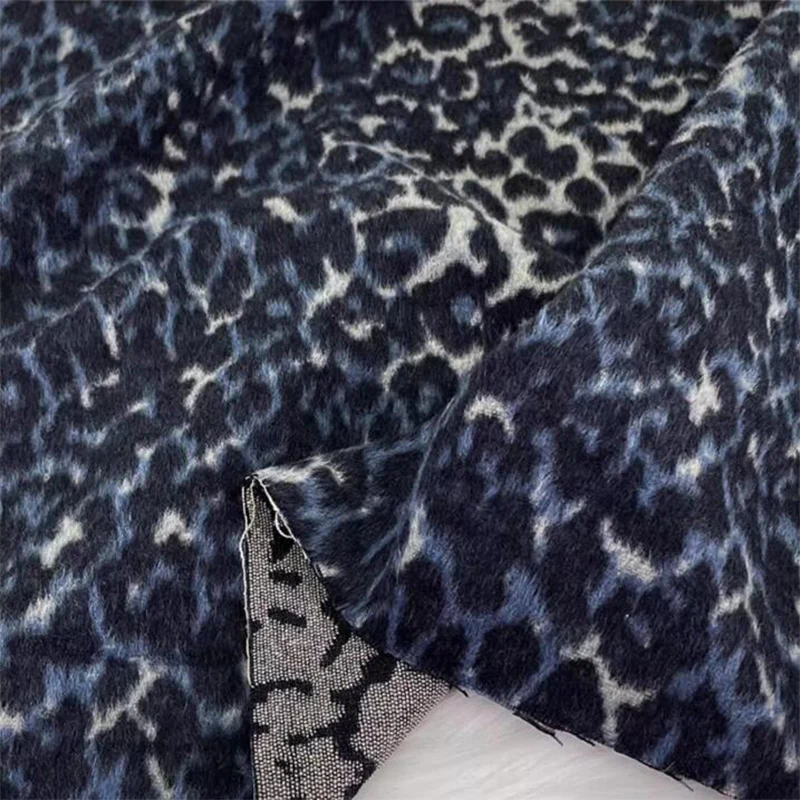 ผ้าขนสัตว์เทียมเนื้อเรียบด้านเดียวพิมพ์ลายเสือดาวสีฟ้า-เทา-ดำขนสั้นงานเย็บประดิษฐ์ชุดสูทผ้าแจ็กเก็ตขนาดเล็ก