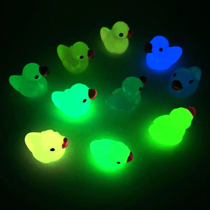 10pcs Cartoon Mini fluorescente anatra ornamento figure in miniatura piccola anatra resina artigianato Micro paesaggio decorazione casa delle bambole