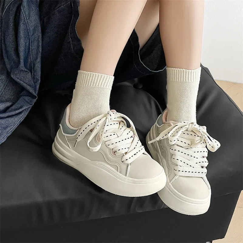 2024 Couple High End Fashion New Big Headed Lace Up Little White Shoes Women's Thick Sole Elevated Cloud Bread Board Shoes