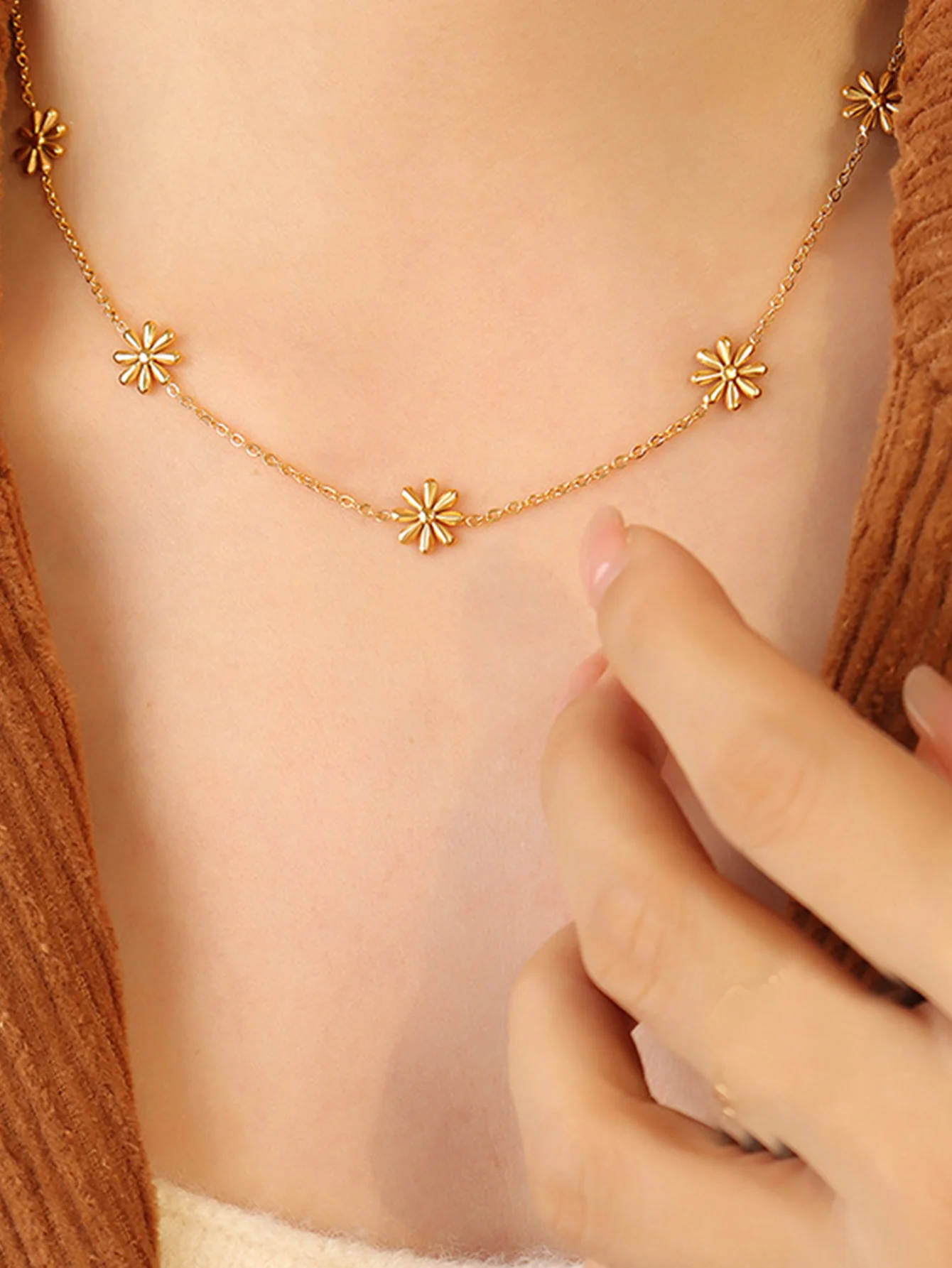 A Temperament Stainless Steel Flower Daisy Pattern Necklace For Women Dating Shopping X2312