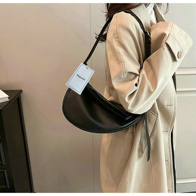 Cowhide Fashion Retro Single Shoulder Cross Saddle Design Row Bag Banana Shape Handbag for Woman