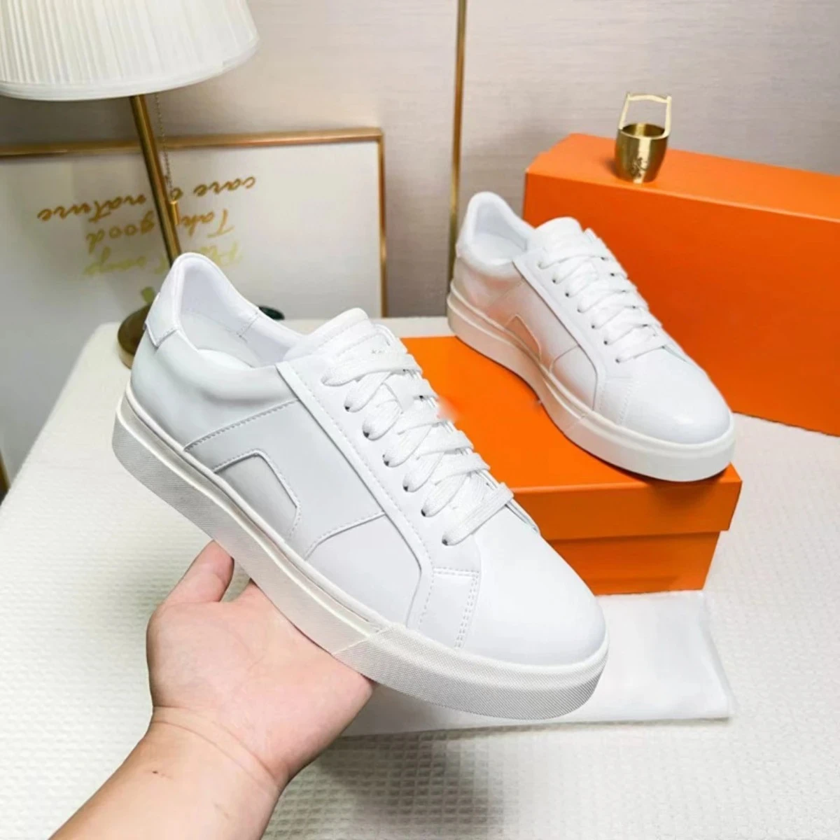 

2026 New Men's Casual Skate Shoes Luxury Low Top Lace-Up Versatile Comfort Leather Sneakers Retro Commute White Trainers Daily