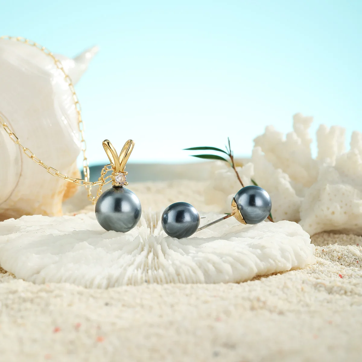 Simple and Elegant Pearl Necklace Hawaiian Hamilton Huggie Earring Jewelry Sets for Women