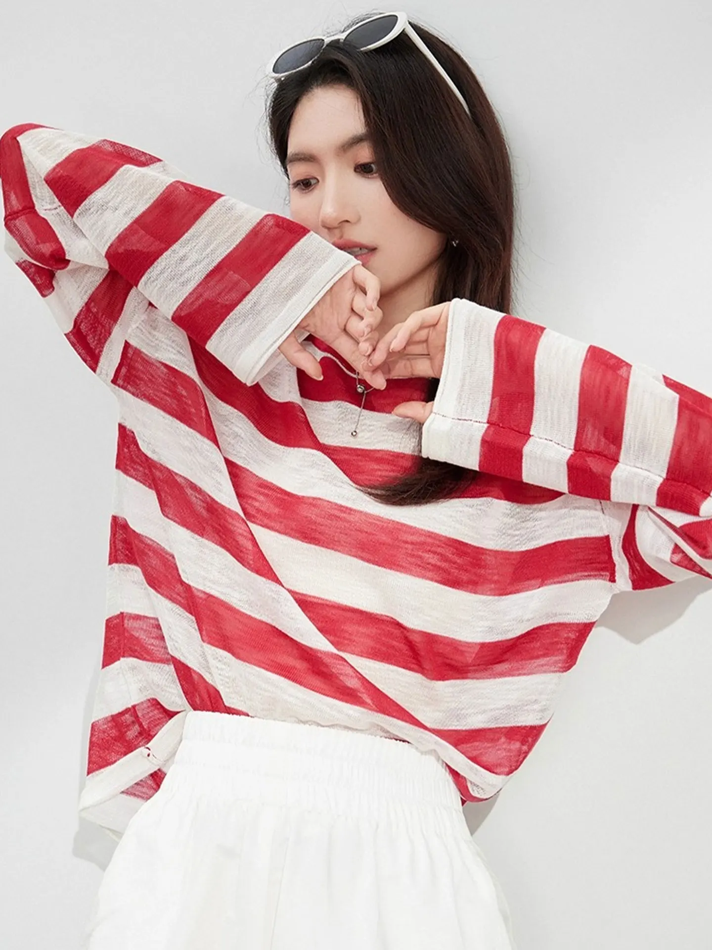 

Модная полосатая цветная блузка с защитой от солнца, вязаная легкая дышащая женская футболка из ледяного шелка, лето 2025 г., для поездок на работу