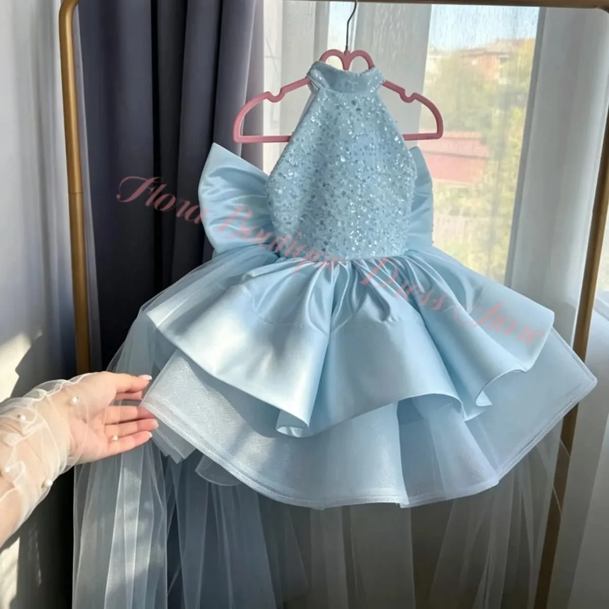 Großhandel Blumenmädchenkleid Lila Neckholder Perlen Pailletten Satin Ballkleid Kinder Geburtstag Festzug Party Blumenmädchenkleid Maßanfertigung – Detail 4