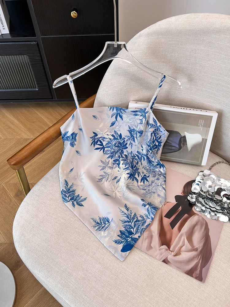 

Новая атласная камзол с регулируемыми бретелями, поясом, шелковым шарфом и верхней одеждой.