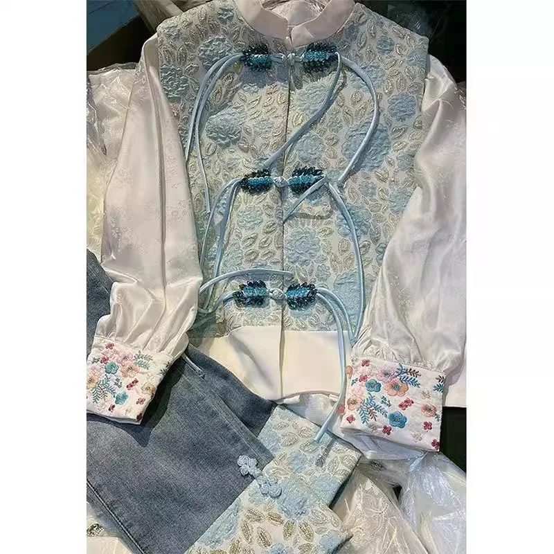 

Новый женский комплект из джинсовой ткани в китайском стиле, осень 2025: вышитый джинсовый жакет на пуговицах, топ и длинные джинсы с воротником-стойкой