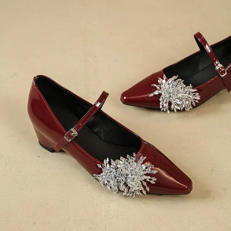 

Новые женские туфли Мэри Джейн на скрытой танкетке с ремешком на одной пряжке, заостренным носком и французскими стразами, весна