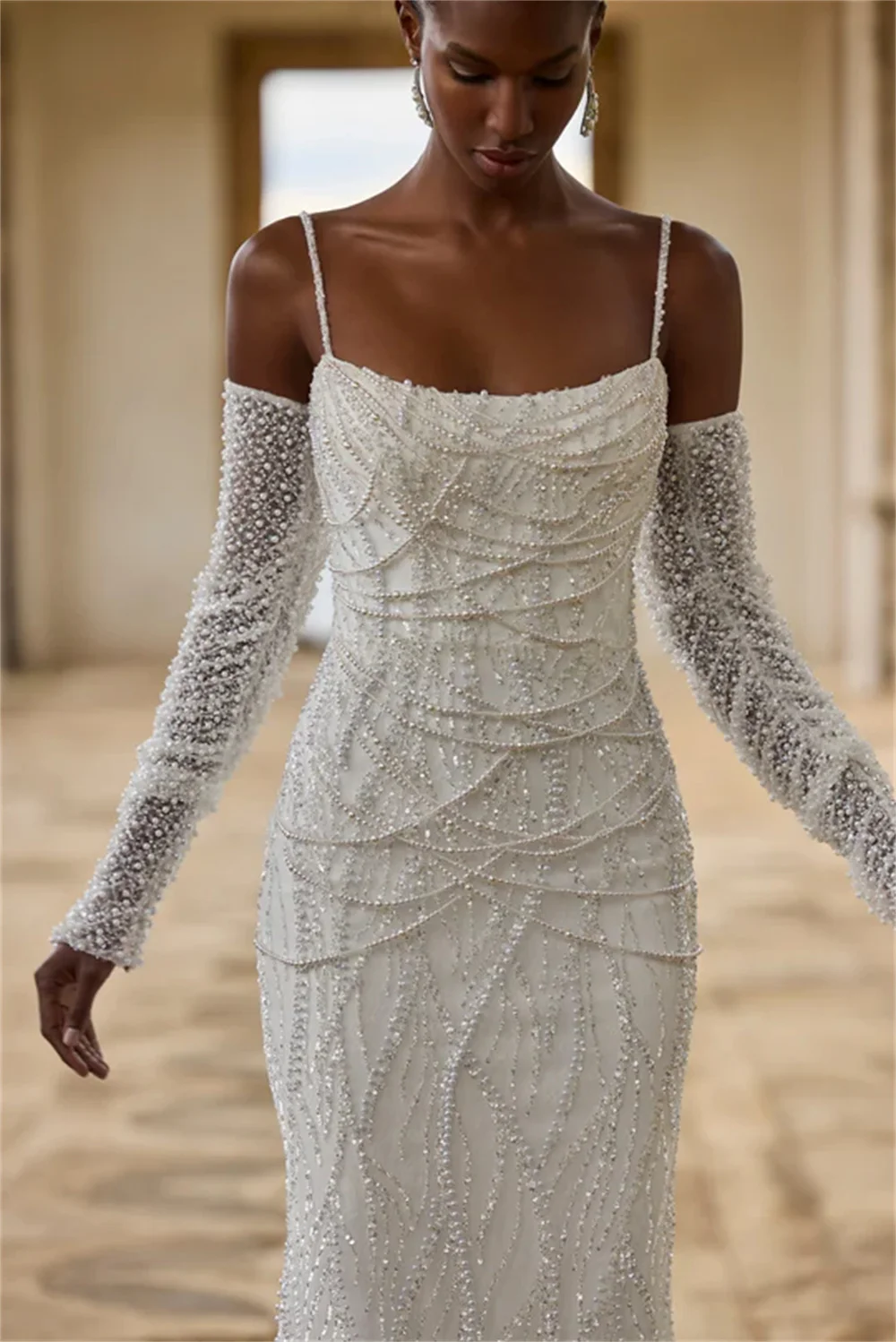 Tokyo Maßgeschneiderte weiße Brautkleider mit Spaghettiträgern, abnehmbaren Ärmeln, Reißverschluss hinten, Brautkleid, A-Linie, Hofschleppe, Brautkleid