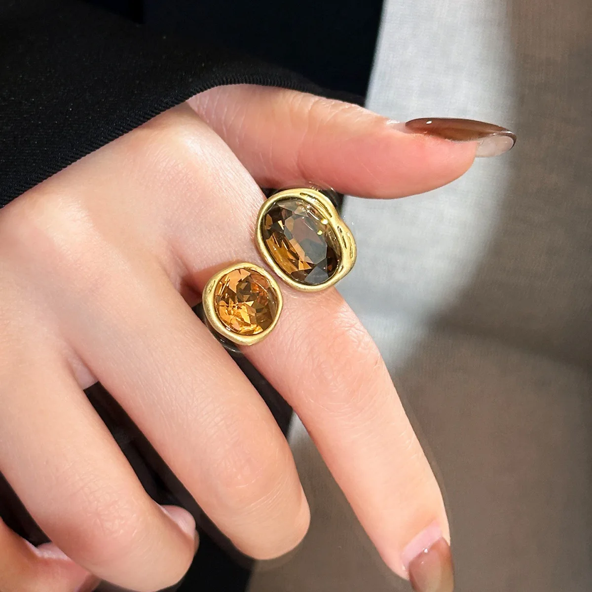 Französischer Retro-Acryl-Kristall-Damenring im Meirade-Stil, bunter offener Ring, modischer Schmuck in Goldfarbe, trendiges Accessoire. – Detail 3