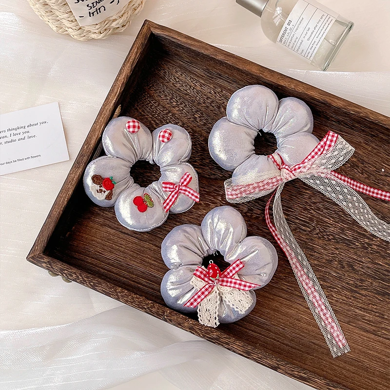 2026 Neue Niedliche Gepolsterte Blumen-Stoff-Scrunchies für Frauen und Mädchen in Silberfarbe mit Hochelastischer Gingham-Schleife und Erdbeer-Pferdeschwanz-Haargummi – Detail 5