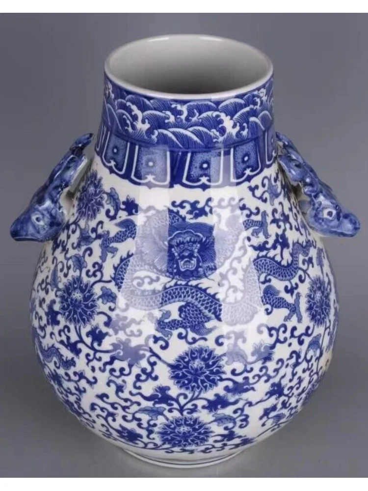 Blue and white porcelain vase with deer head and dragon pattern in ancient China