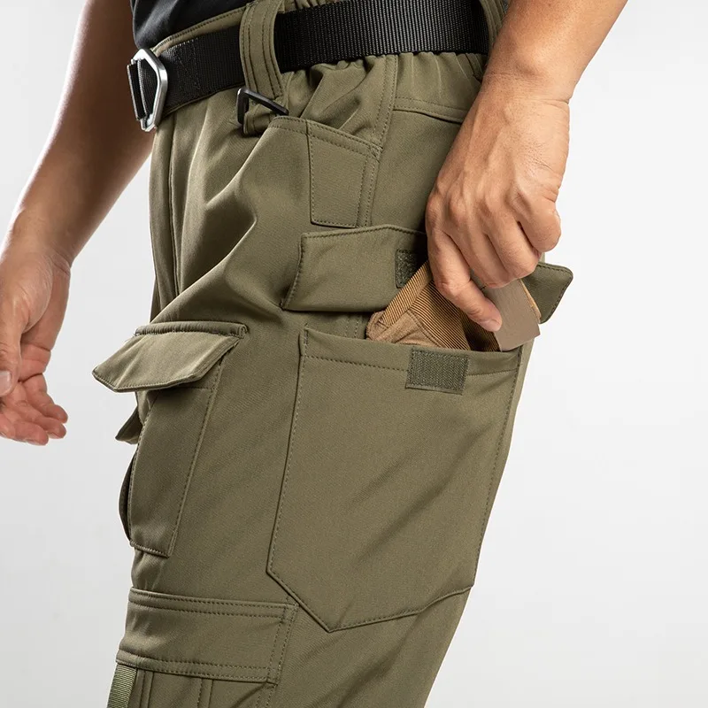 Immagine 5: Pantaloni tattici invernali da uomo, foderati in pile, con molteplici tasche, vita elasticizzata e tessuto resistente all'usura, ideali per escursioni, trekking e campeggio all'aperto.