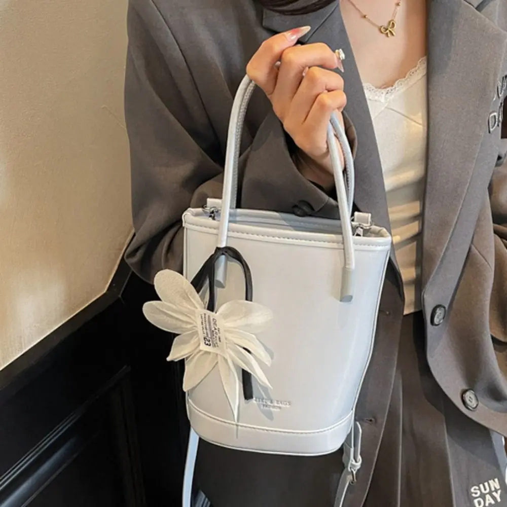 Modieuze Pu lederen bloemenemmertas met hanger Grote capaciteit dameshandtas Elegante effen kleur Crossbody tas buiten