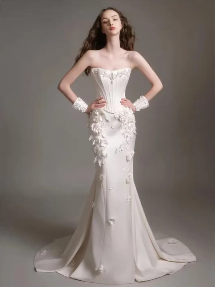 A white light three-dimensional floral fishtail main chiffon and tulle dress