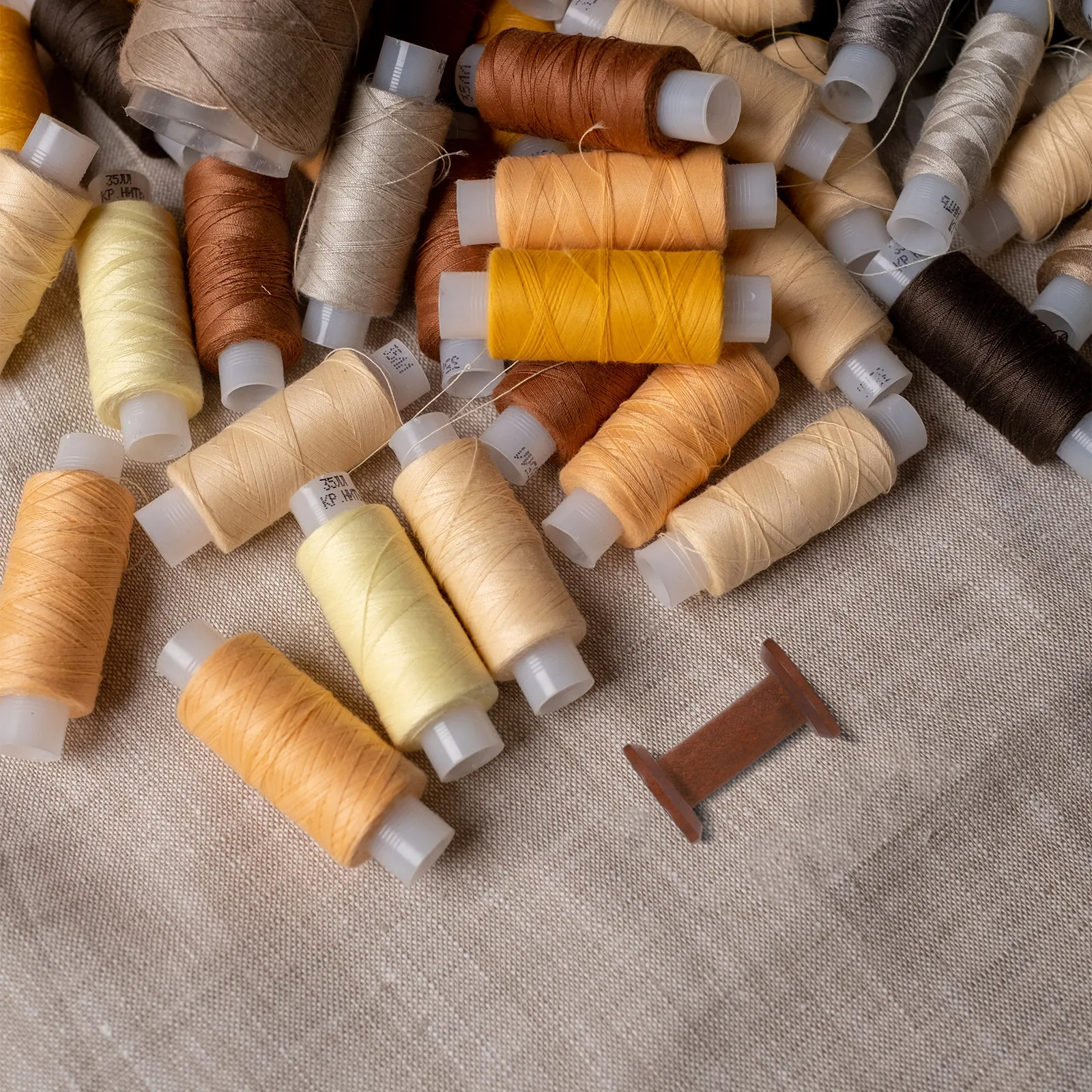 6Pcs Vintage Wooden Thread Spools Household Sewing Organizer Compact Thread Holder Wood Bobbins for Embroidery Craft Yarn