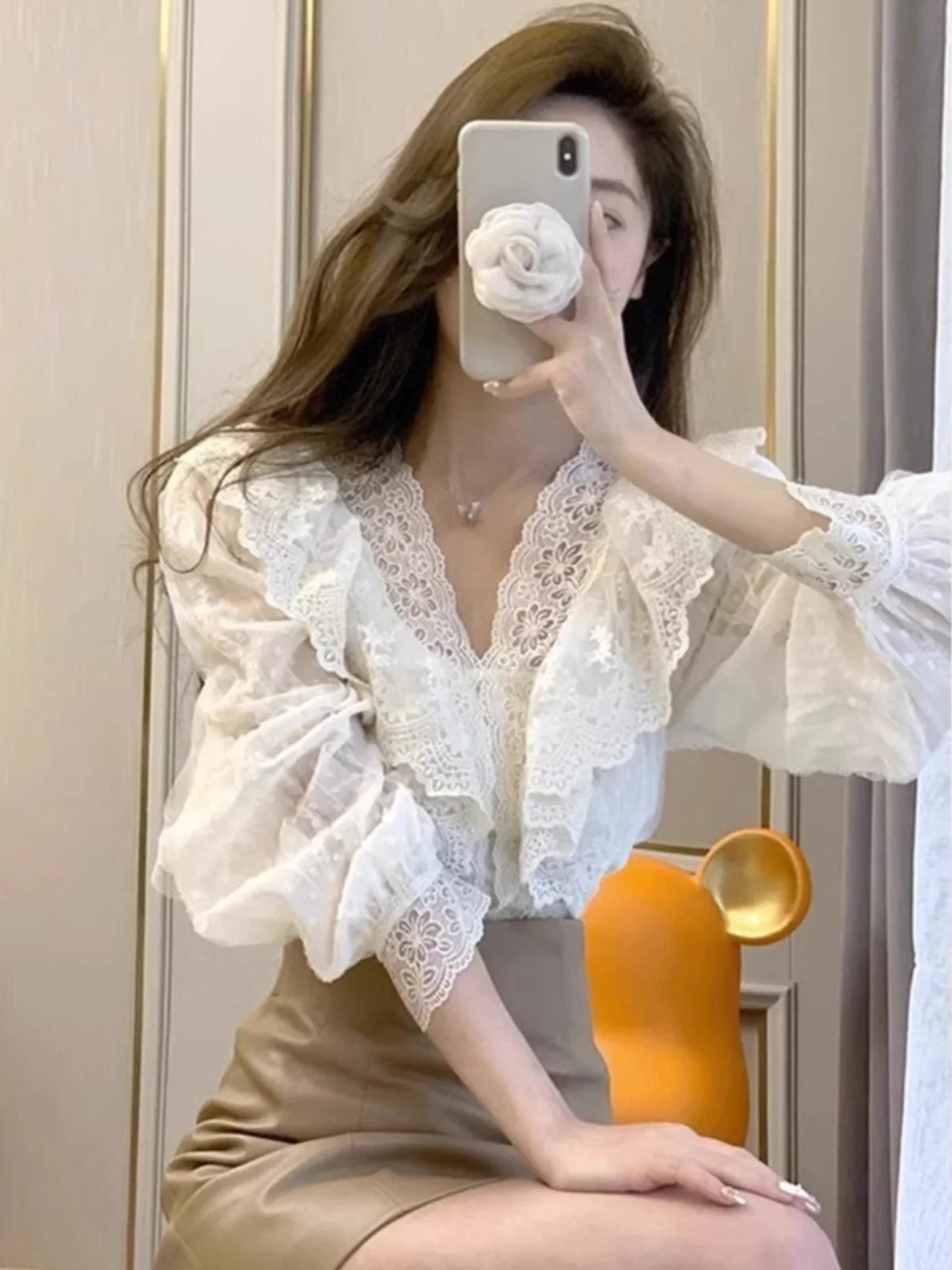 

Fashionable High-End Women's Shirt Spring 2026 Lace Trim Bubble Sleeve Design Commute Style V-Neck Long Sleeve Pear Body Type