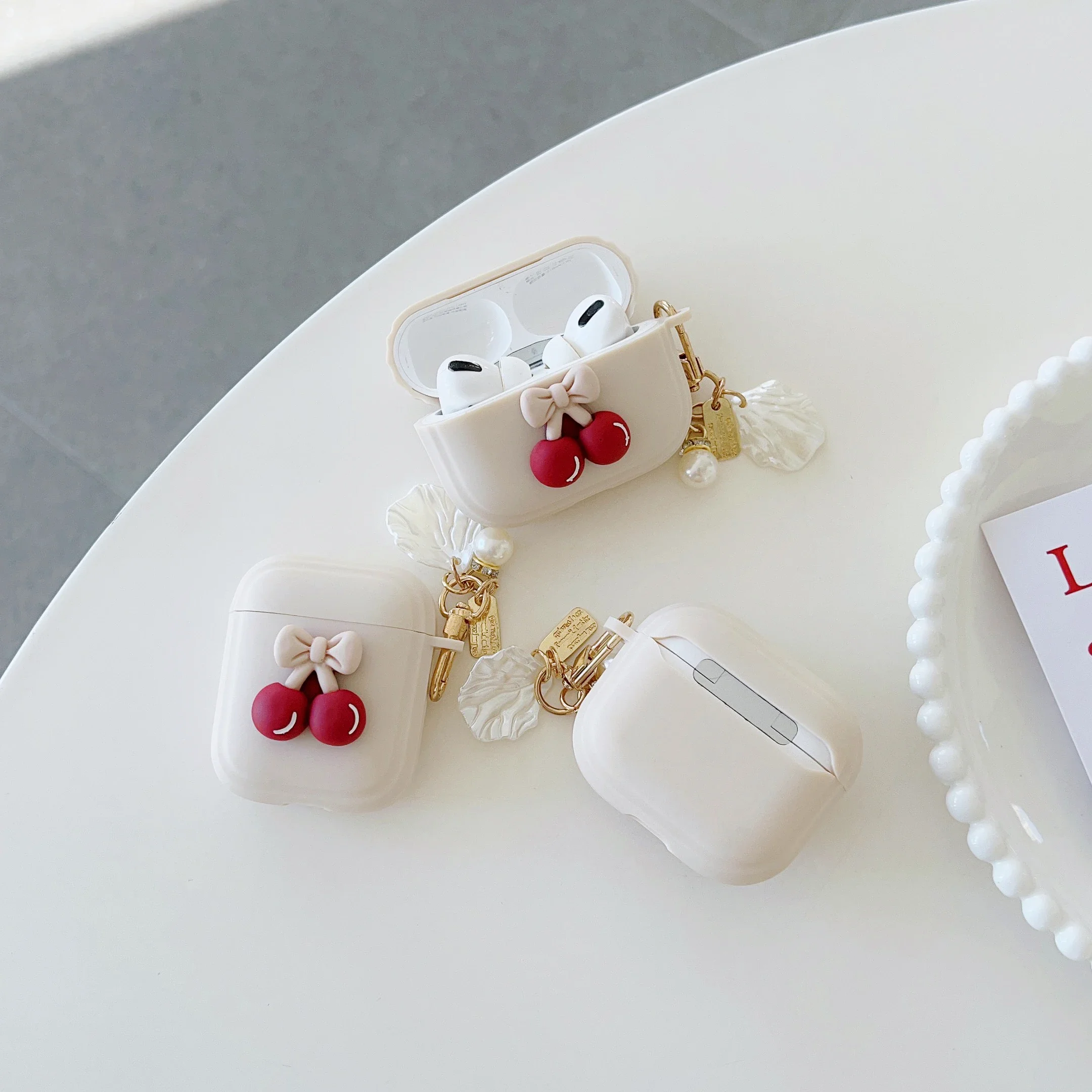 حافظة كرزي بيج كلاسيكية لطيفة لأجهزة Apple AirPods 4 3 2 1 Generation Bear Cherry حافظة لأجهزة AirPods Pro حافظة سلسلة مفاتيح فاخرة