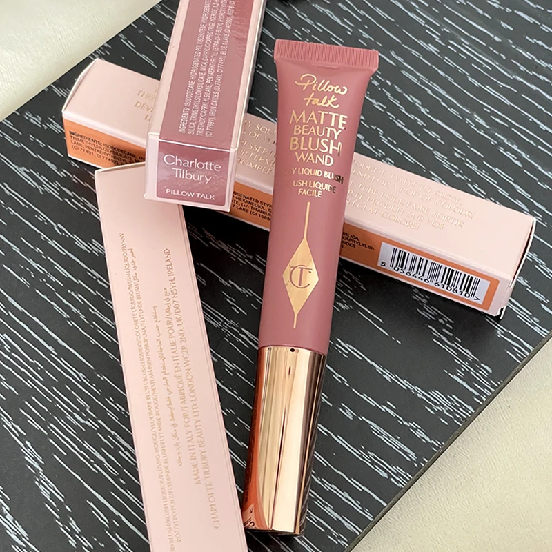 Charlotte CT Cushion Blush Stick, langdurige natuurlijke kleur, dubbelzijdige blush voor lippen en wangen, geperst poeder van Tilbury.