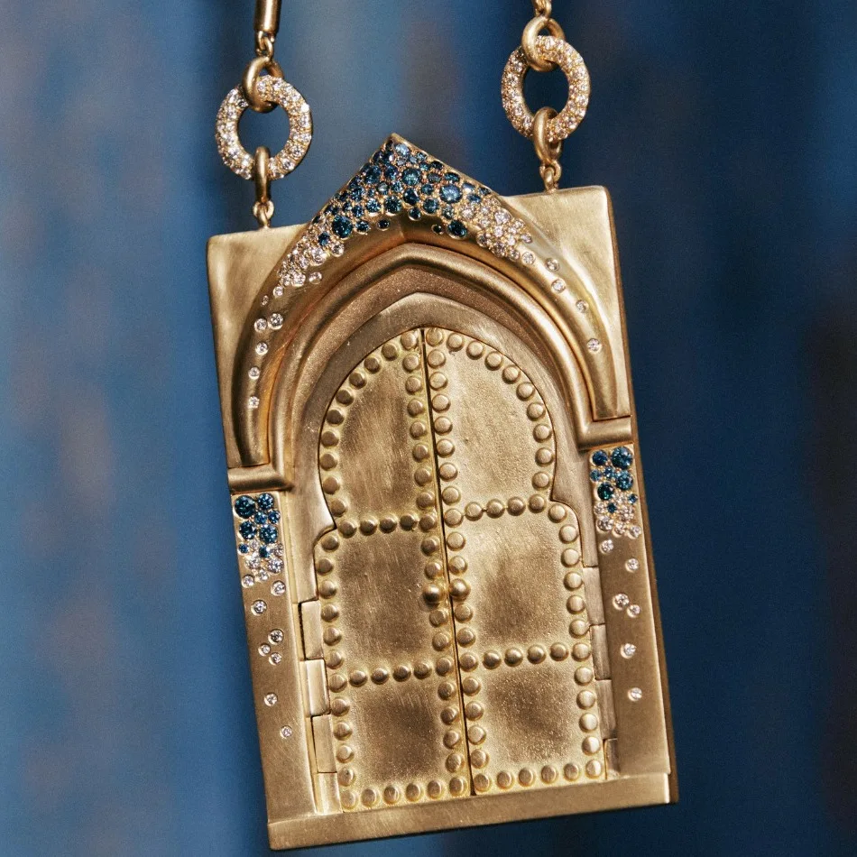 Unique Gold Color Can Open and Close The City Gate Heavy Industry Craft Butterfly Castle Necklace Women Fashion Jewelry Necklace