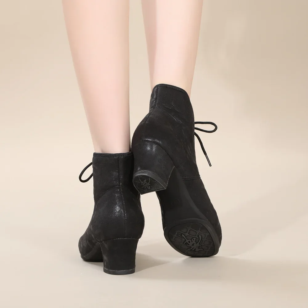 Scarpe da ballo quadrate con suola morbida 2025 autunno e inverno nuovi stivali da donna con tacco medio allacciati alla moda jazz aiutano la danza moderna
