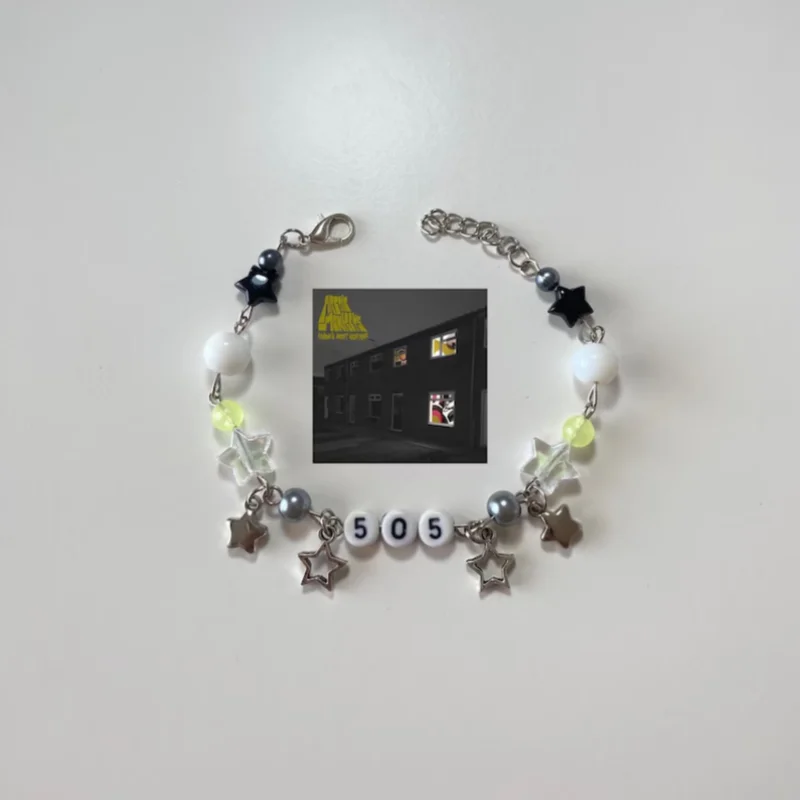 Pulsera inspirada en la banda musical Artic Monkeys 505 hecha a mano, pulseras de cuentas luminosas Y2k personalizadas hechas a mano, regalos para seguidores