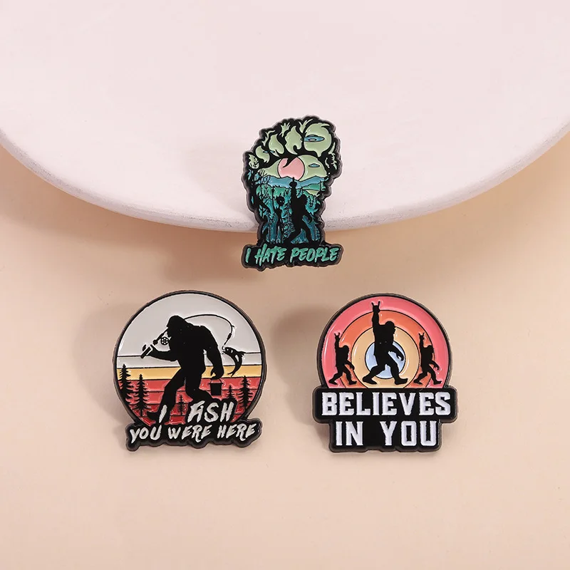 الكرتون أنيمي دبابيس معدنية الفن الجمجمة التلبيب دبابيس أبل سيارة الرجل البري السحر الحيوان فراشة القمر العنكبوت شارة مجوهرات هدية #5