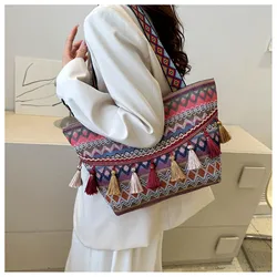 Borsa a tracolla etnica di grande capacità borsa da donna borsa da spiaggia da viaggio Vintage Boho fatta a mano con nappe intrecciate a mano