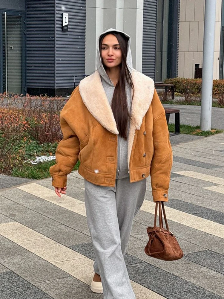 سترة قصيرة من صوف الضأن المرقعة من جلد الغزال للنساء مع طية صدر السترة وأكمام طويلة واحدة الصدر سترات فضفاضة للسيدات ملابس خارجية للشارع الشتوي