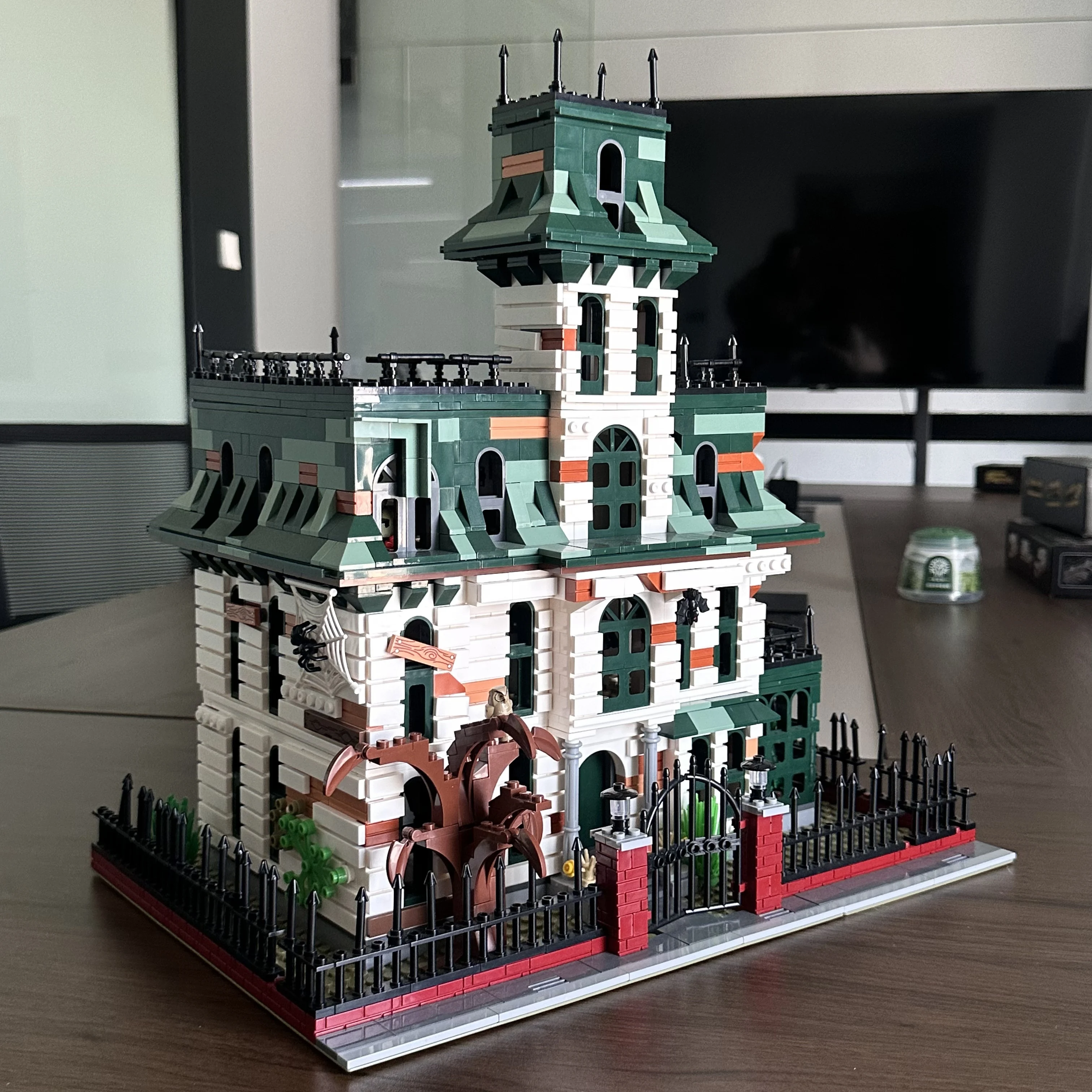 3378PCS Wednesday Addams House Building Blocks Haunted Manor Modular Model Assembly Toys Gift for Kid Adult Collection Decortion