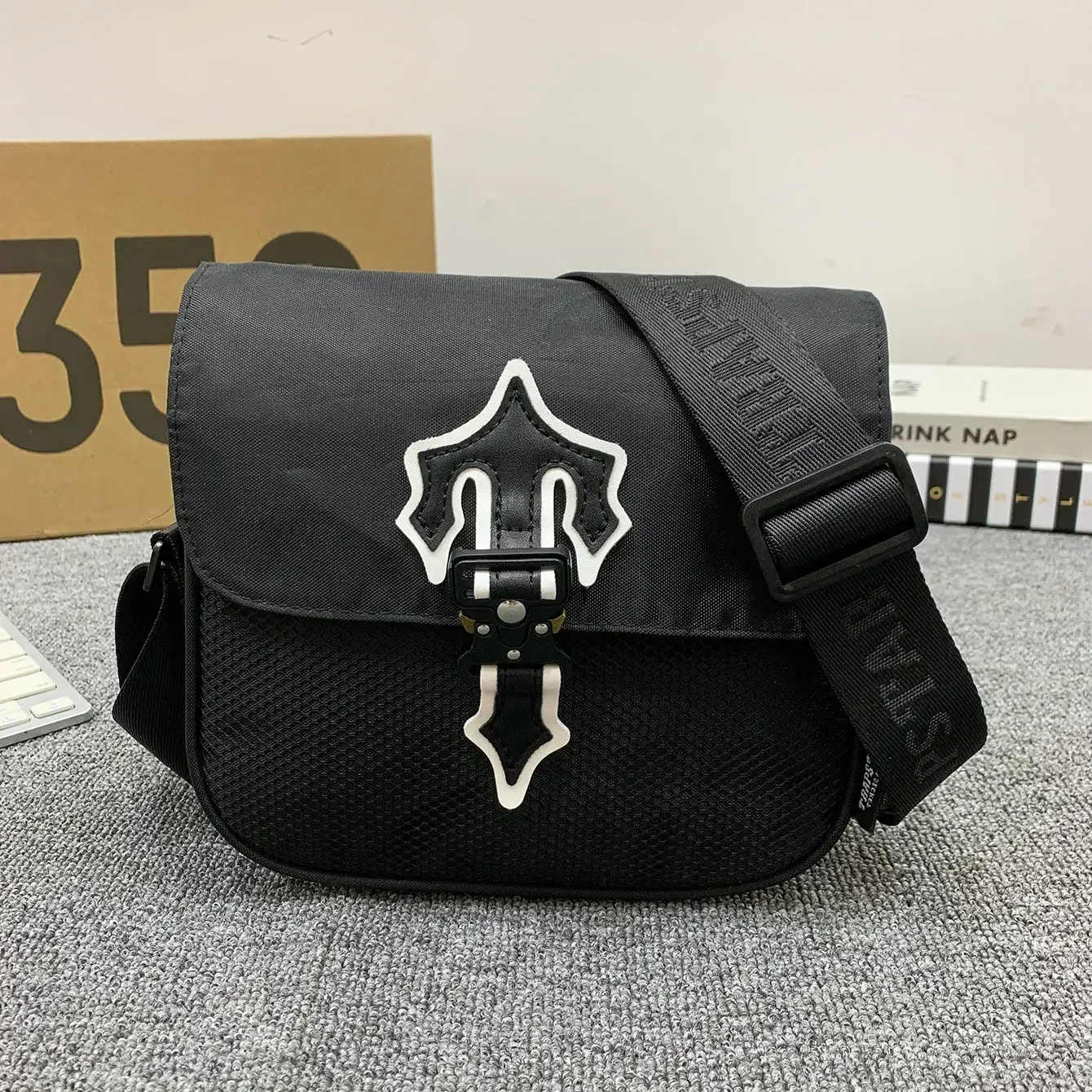 

Hot Trap bag, European London trendy men's shoulder bag, high street crossbody bag, cee central women's mailman bag Gift