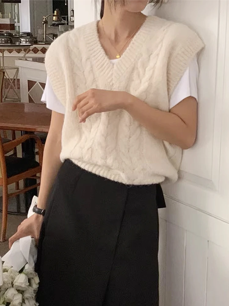 Chic Autumn Winter Loose V-Ne Knitted Vest Women's Casual Loose Striped Waist-Cinching Sweater Single Piece Regular Thin